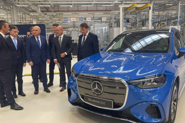 Bolojan, la inaugurarea unei linii de asamblare pentru Mercedes în Alba: „Aceste investiţii înseamnă acces la pieţe mari”