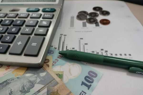 Românii plătesc indirect pentru creșterea deficitului comercial. „Guvernul se va împrumuta mai mult, iar costul ajunge la cetățeni”