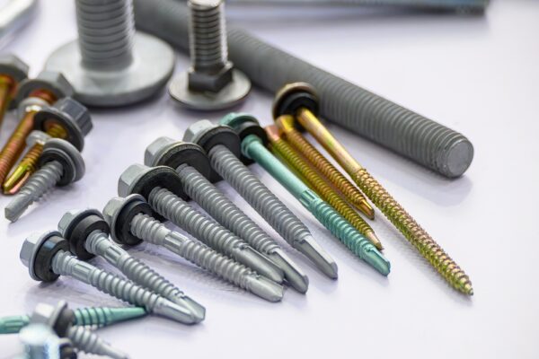 Modele de holșuruburi: 7 recomandări pentru a identifica soluția perfectă pentru fixarea materialelor