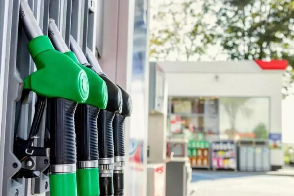 Benzina și motorina s-au scumpit din nou. Cât costă la principalele stații de carburanți