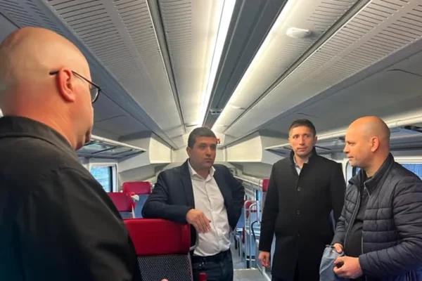 Trenuri noi abandonate în România: 21 de rame stau nefolosite. Reacția dură a ministrului