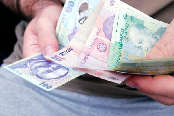 Sondaj INSCOP: Patru din zece români au câștigat mai puțin în ultimul an