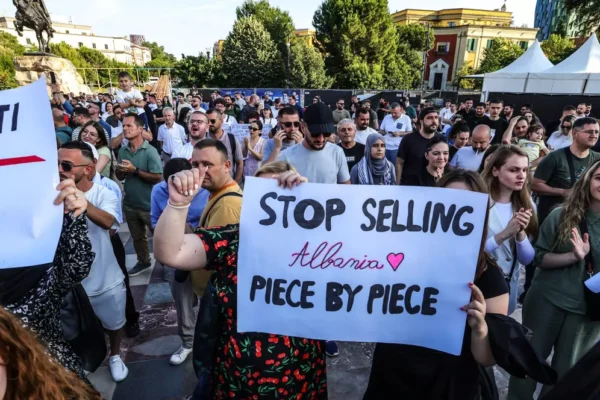 Proteste în Albania: Garduri smulse la viitorul resort al familiei Trump