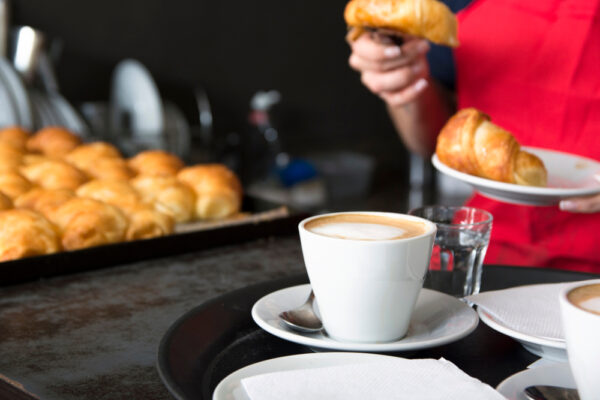 Cafea și croissante proaspete la cafenea