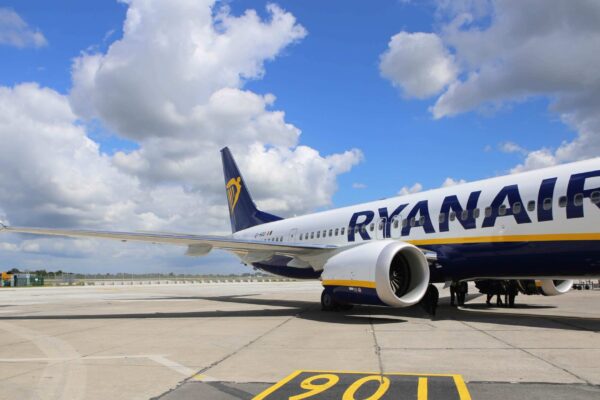 Incident grav într-un avion care decolase din Grecia: Un pasager a fost parțial aspirat în afara avionului