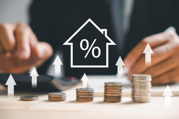 Monede crescătoare și simbol procentual al dobânzii imobiliare