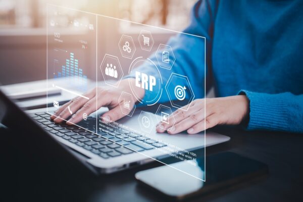 Persoană folosind laptop cu interfață digitală sistem ERP