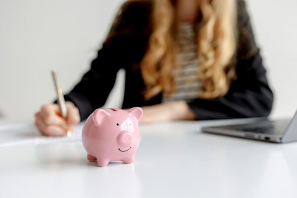 Cum îți împarți venitul între cheltuieli, economii și investiții