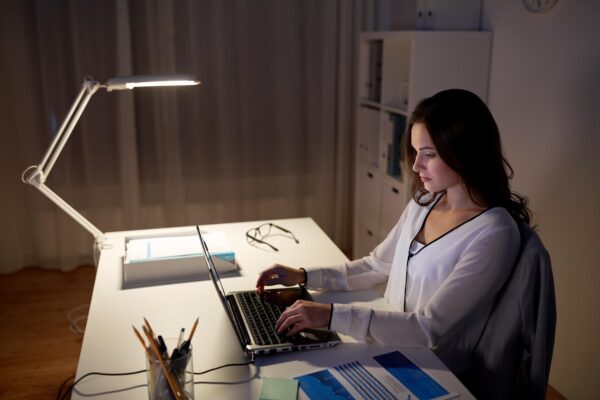 Lămpi LED inteligente pentru birou: cum reduc oboseala oculară