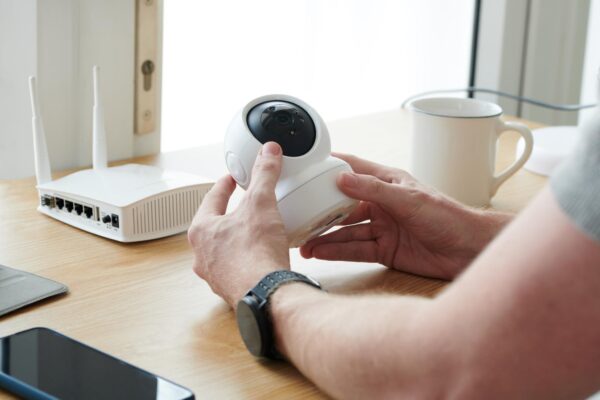 Camere de securitate WiFi inteligente: cum să le configurezi corect