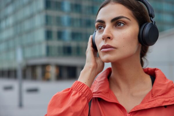 Căști wireless cu anulare zgomot: care sunt cele mai bune în 2026