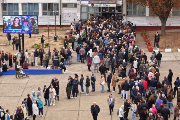 Prezență de 41% la prânz la alegerile anticipate din Serbia. SNS conduce în sondaje