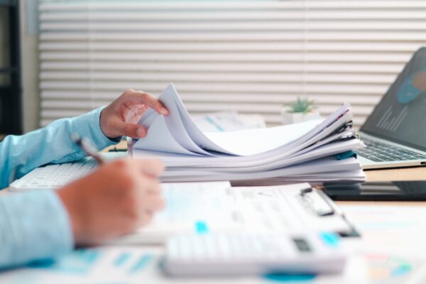 Ce informații despre firmă ar trebui să verifici înainte să le introduci într-un instrument AI