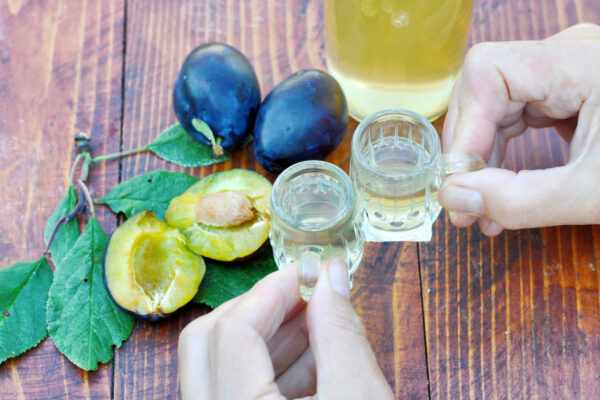 România, lider european la prune: 80% din recolta din 2024 a fost folosită pentru țuică